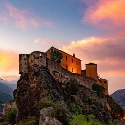 Coucher de soleil derrière la citadelle de Corte
