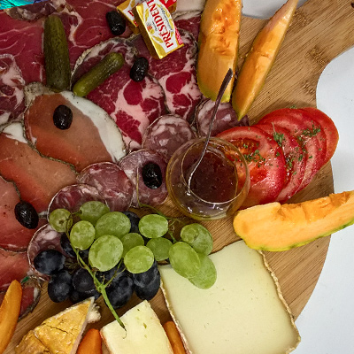 Une planche de charcuterie et fruits