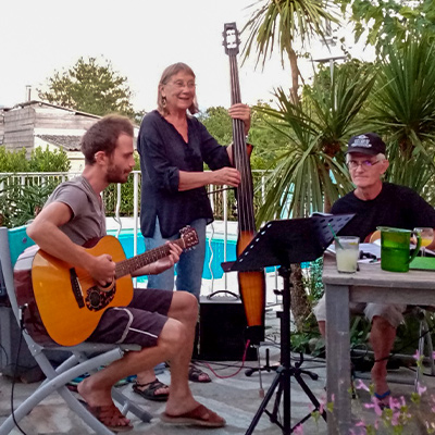 3 Musiciens jouant un consert