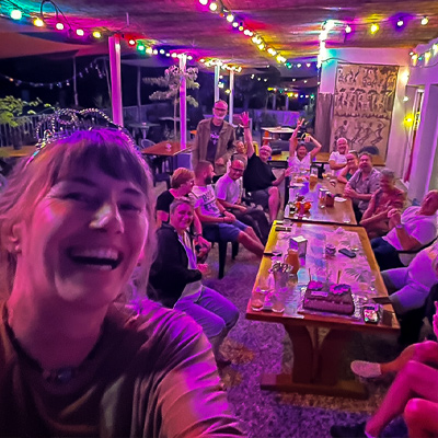 Groupe de personnes faisantt la fête aux tables de la terrasse