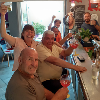 Groupe de personnes à l'apéro