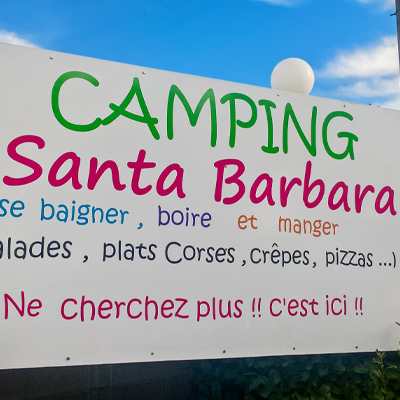 Le panneau d'entrée du camping Santa Barbara