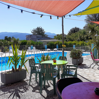Piscine du camping entourée de chaise longue