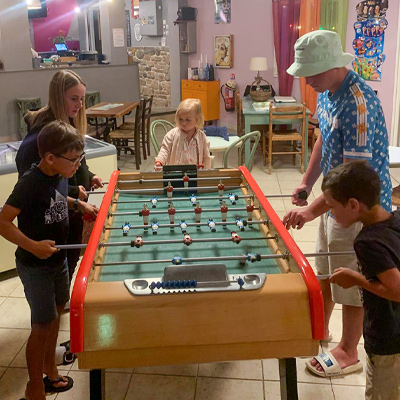 Famille jouant au baby foot