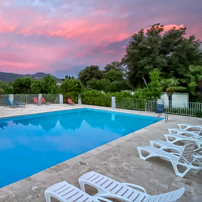 Couché de soleil à la piscine du camping santa barbara