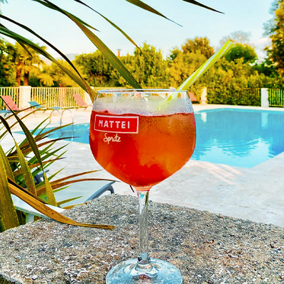 Verre de spritz au bord de la piscine