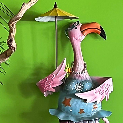 Une sculpture de flamans rose