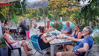 Le bar-restaurant et la piscine du camping Santa Barbara de Corte